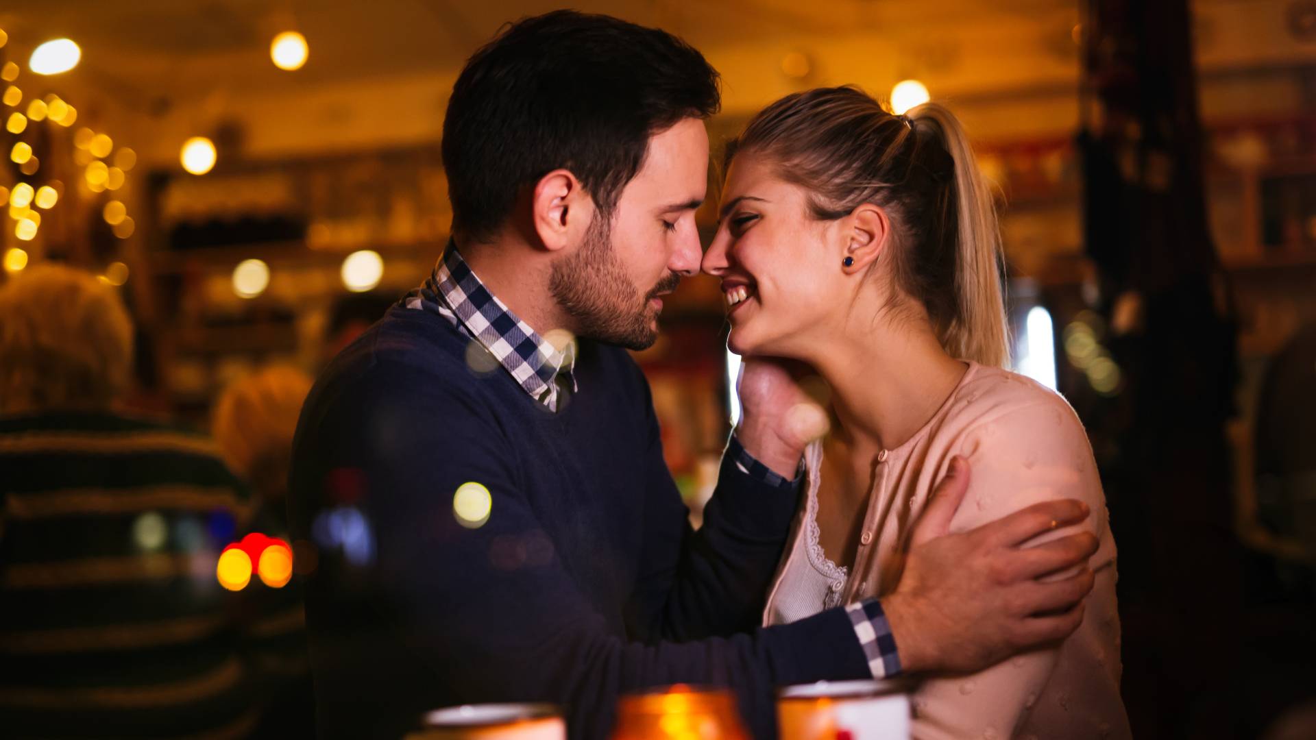 Zrób to, a on poczuje do ciebie miętę jeszcze przed walentynkami. Nie strać szansy na miłość