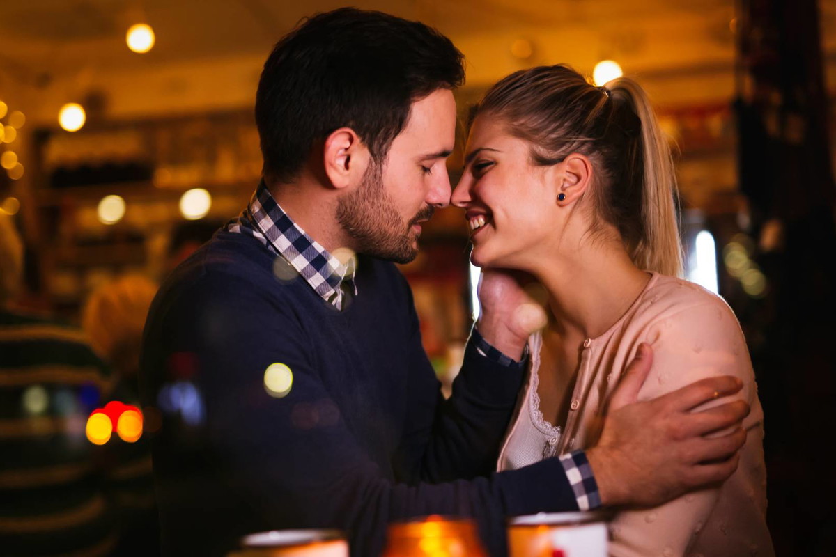 Zrób to, a on poczuje do ciebie miętę jeszcze przed walentynkami. Nie strać szansy na miłość