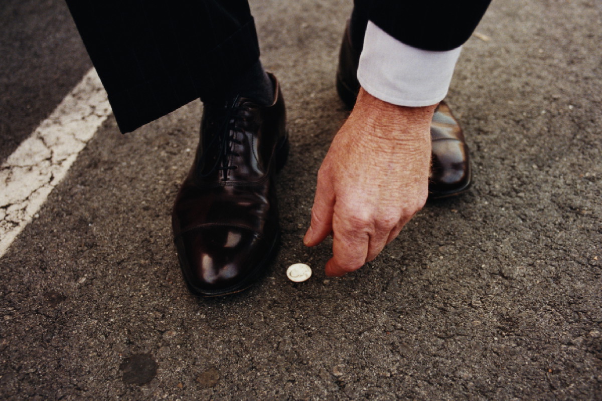 Pieniądz spadł ci na ziemię? Nie zapomnij zrobić tej rzeczy, bo stracisz wszystko