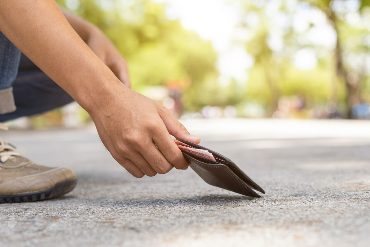 Portfel spadł ci na ziemię? Sprawdź, co to oznacza dla twoich finansów