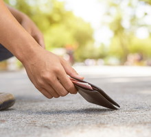 Portfel spadł ci na ziemię? Sprawdź, co to oznacza dla twoich finansów