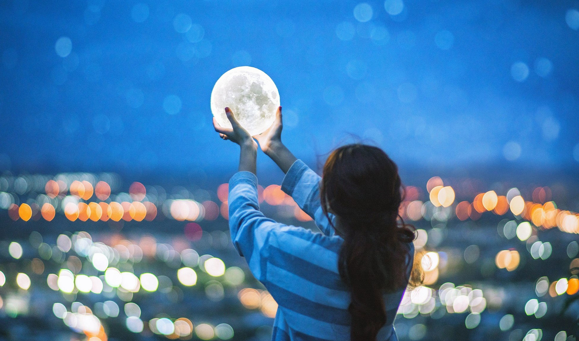 Rytuał na miłość podczas Pełni Śnieżnego Księżyca. Przynosi uczucie na całe życie