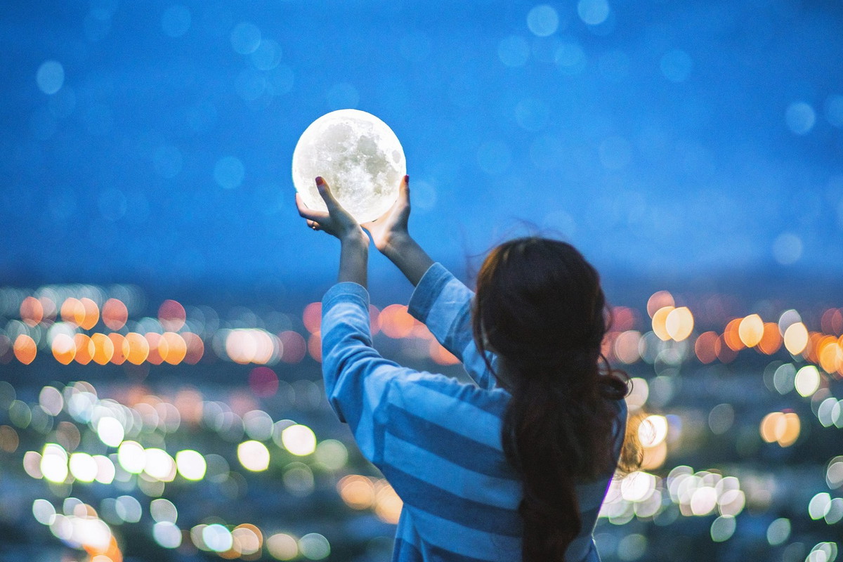 Rytuał na miłość podczas Pełni Śnieżnego Księżyca. Przynosi uczucie na całe życie