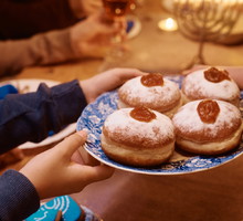 Szybka wróżba na tłusty czwartek. Nadzienie w pączku może zesłać na ciebie bogactwo i szczęście