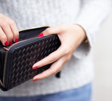 rytuał na bogactwo z liściem laurowym