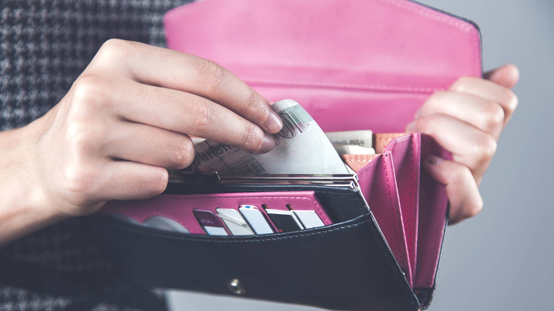 Ten kolor przyciąga pieniądze. Noś to w portfelu, a wpadnie ci dodatkowa sumka