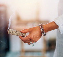 oczyszczanie domu białą szałwią