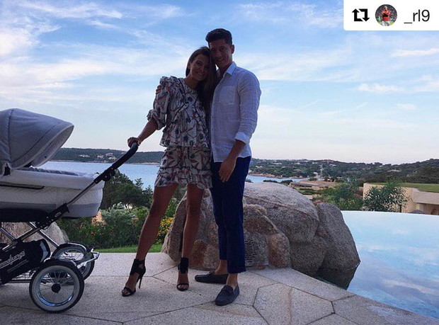 Anna i Robert Lewandowscy z córką Klarą