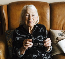 Babcia ostrzega: ta 1 rzecz w domu przynosi pecha w finansach. Przez to pieniądze się ciebie nie trzymają