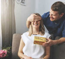 Prezent, który zapowiada kłótnie i konflikty w związku. Uważaj, jest bardzo popularny z okazji Dnia Kobiet GettyImages ronstikPrezent, który zapowiada kłótnie i konflikty w związku. Uważaj, jest bardzo popularny z okazji Dnia Kobiet