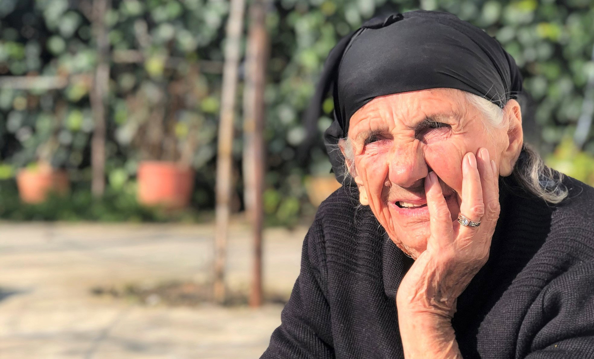 Stara cyganka ostrzega: nie rób tego na noc. Usuniesz szansę na bogactwo i dobry sen