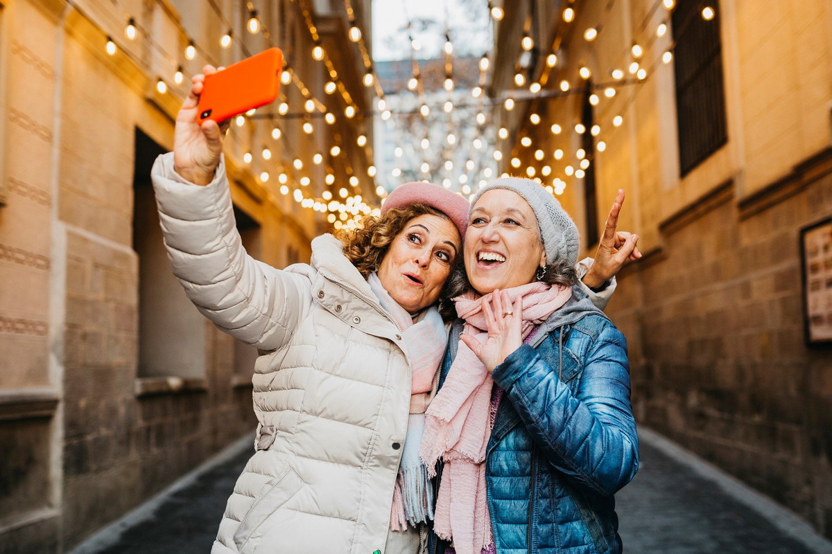 Te 2 znaki zodiaku odnajdą się wszędzie. Gwiazdy wskazują na ich karmiczną przyjaźń