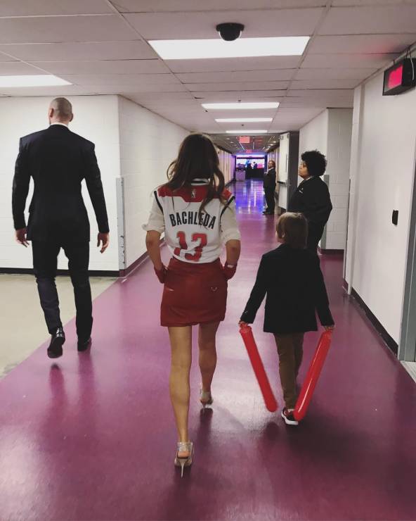 Alicja Bachleda-Curuś z synem na meczu Marcina Gortata