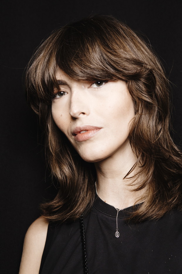 Postaw na gęstą grzywkę w stylu lat 70.