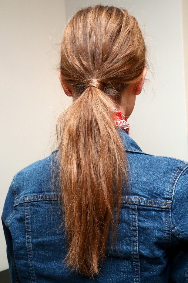 Potraktuj pasmo włosów jako ozdobę niskiego kucyka