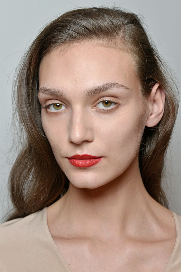 Spróbuj uczesać się z przedziałkiem z boku i daj włosom swobodnie się ułożyć