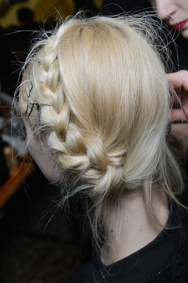 Zrób półkoronę z jednego warkocza