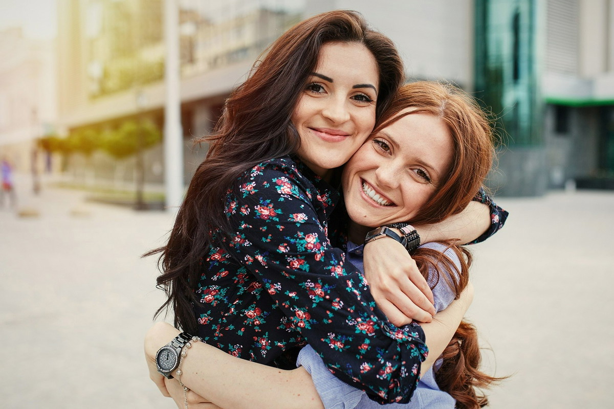 Te 3 znaki zodiaku to najlepsze siostry pod słońcem. Dla rodzeństwa zrobią wszystko