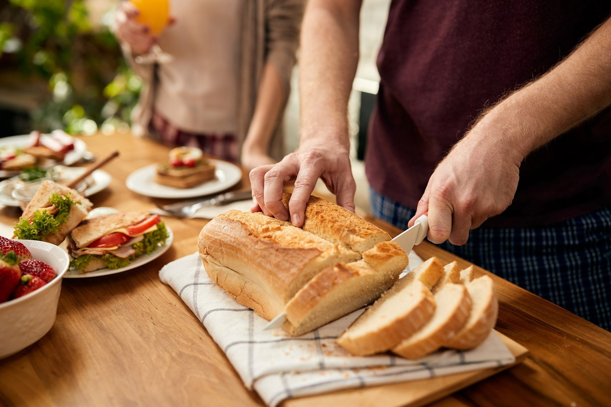 Kroisz chleb w ten sposób? Nie rób tego, bo ściągasz pecha nie tylko na siebie