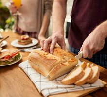 Kroisz chleb w ten sposób? Nie rób tego, bo ściągasz pecha nie tylko na siebie