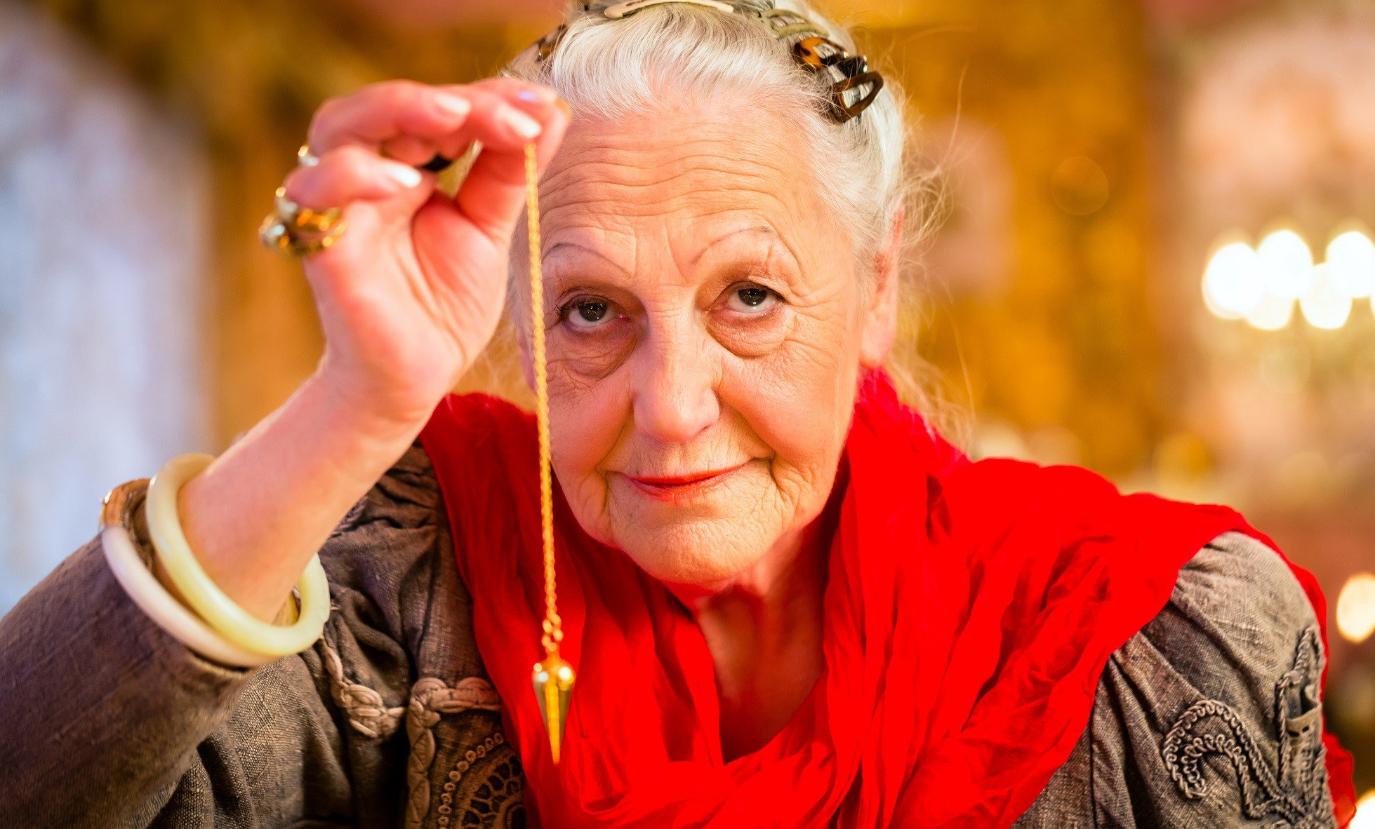 Stara cyganka ostrzega: nie noś tego przy sobie. Inaczej przyciągniesz nieszczęście