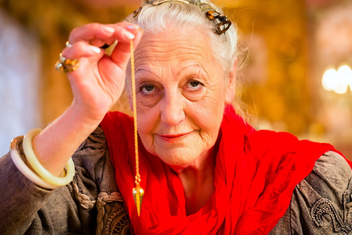 Stara cyganka ostrzega: nie noś tego przy sobie. Inaczej przyciągniesz nieszczęście