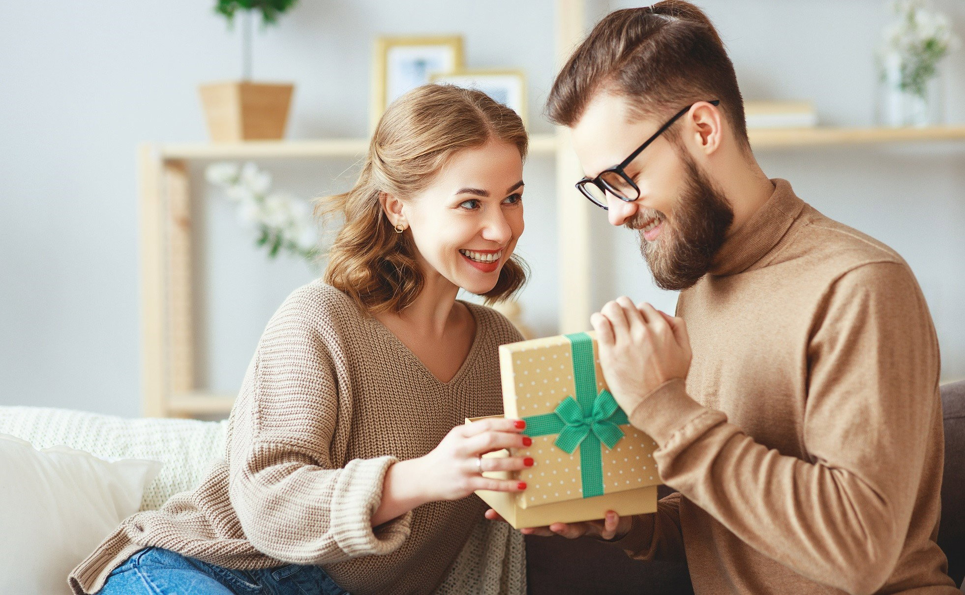 Nie dawaj tych 2 rzeczy w prezencie ukochanemu. Inaczej przyciągniesz do siebie lawinę problemów