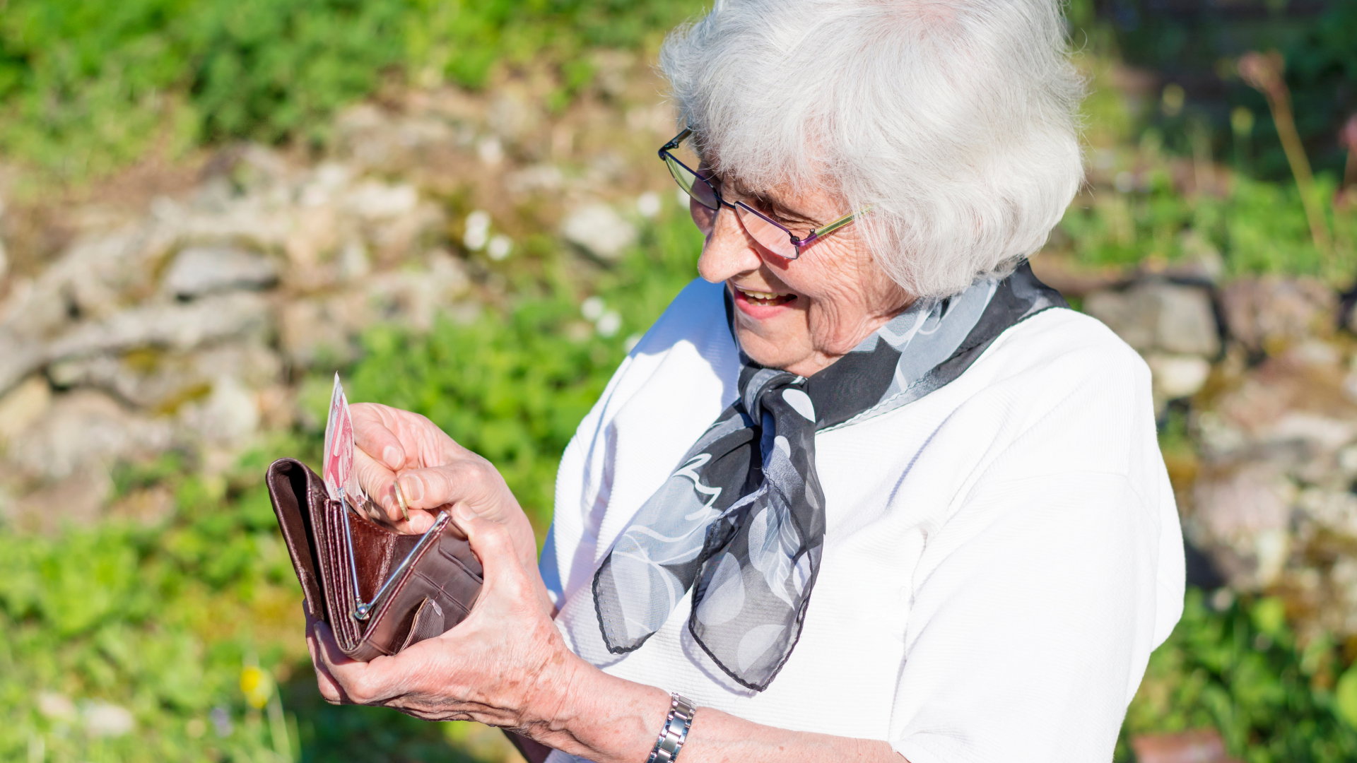 Nasze babcie nosiły to w portfelu, żeby przyciągnąć gotówkę. Koniecznie weź z nich przykład