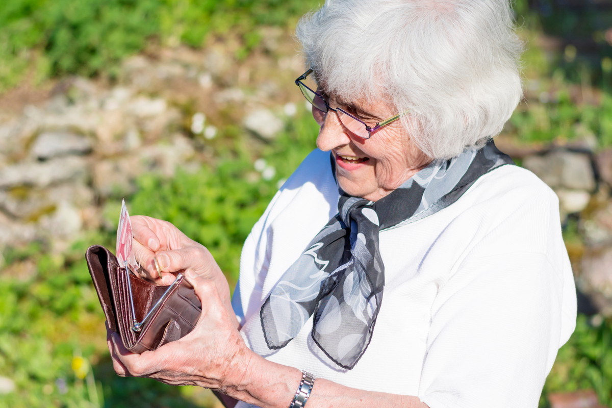 Nasze babcie nosiły to w portfelu, żeby przyciągnąć gotówkę. Koniecznie weź z nich przykład