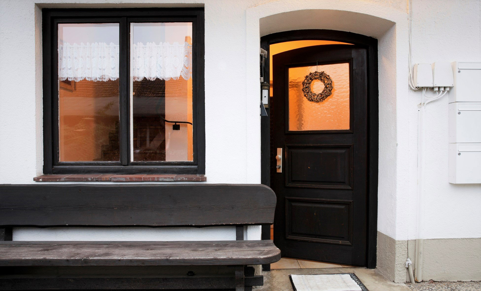 Przynosi pecha już w wejściu i odpycha gości. Ta 1 rzecz w domu ściąga nieszczęścia