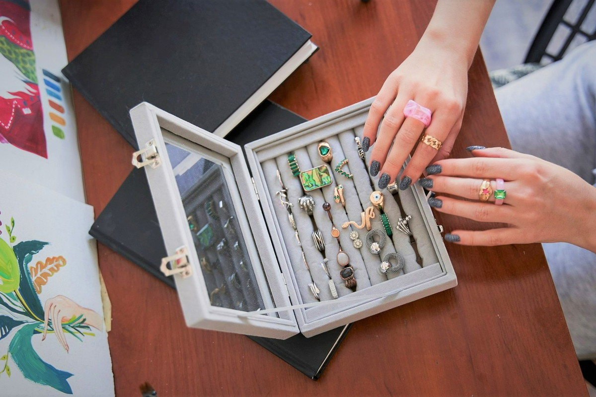 Ta biżuteria skazuje na samotność. Ten, kto ją nosi, nie ułoży sobie życia