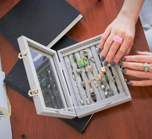 Ta biżuteria skazuje na samotność. Ten, kto ją nosi, nie ułoży sobie życia