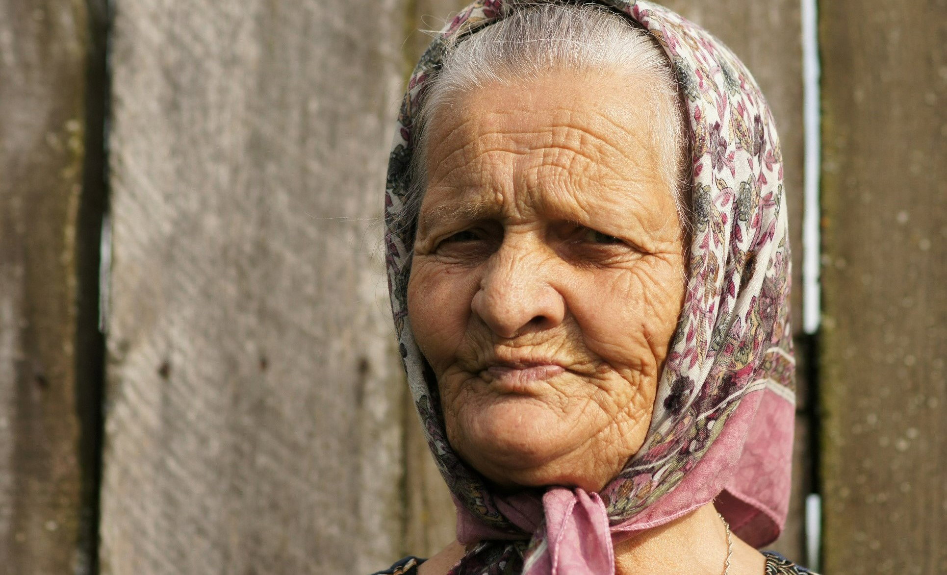 Rytuał szeptunki na zebranie odwagi. Pomoże nieśmiałym i niezdecydowanym