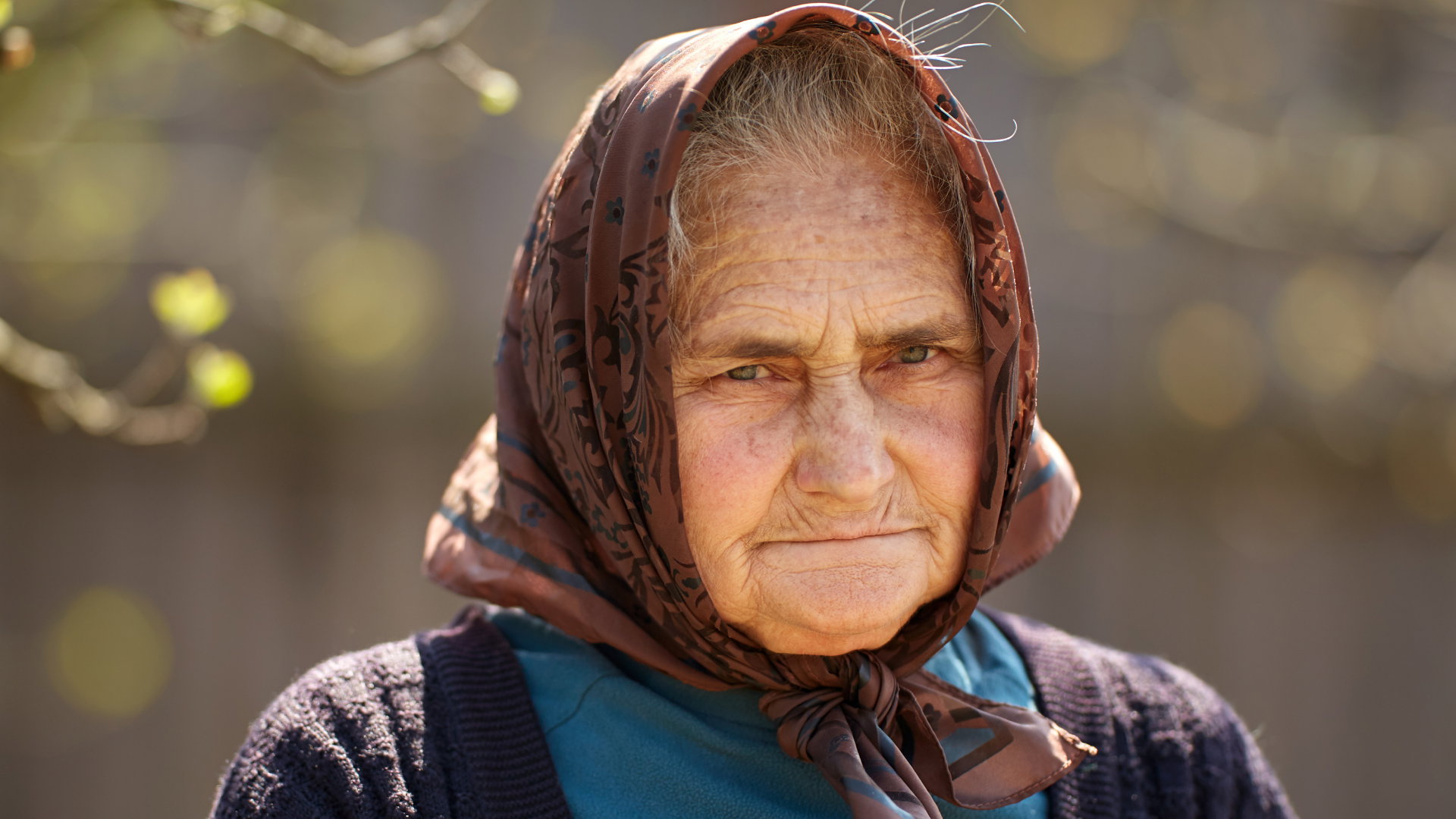 Rytuał szeptuch na zawistne spojrzenie. Wystarczy 5 minut, żeby odpędzić zazdrośników