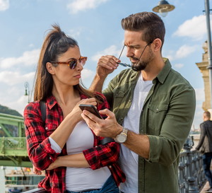 Faceci o tych 3 znakach zodiaku są zaborczy. Nie pozwalają odejść partnerce na krok