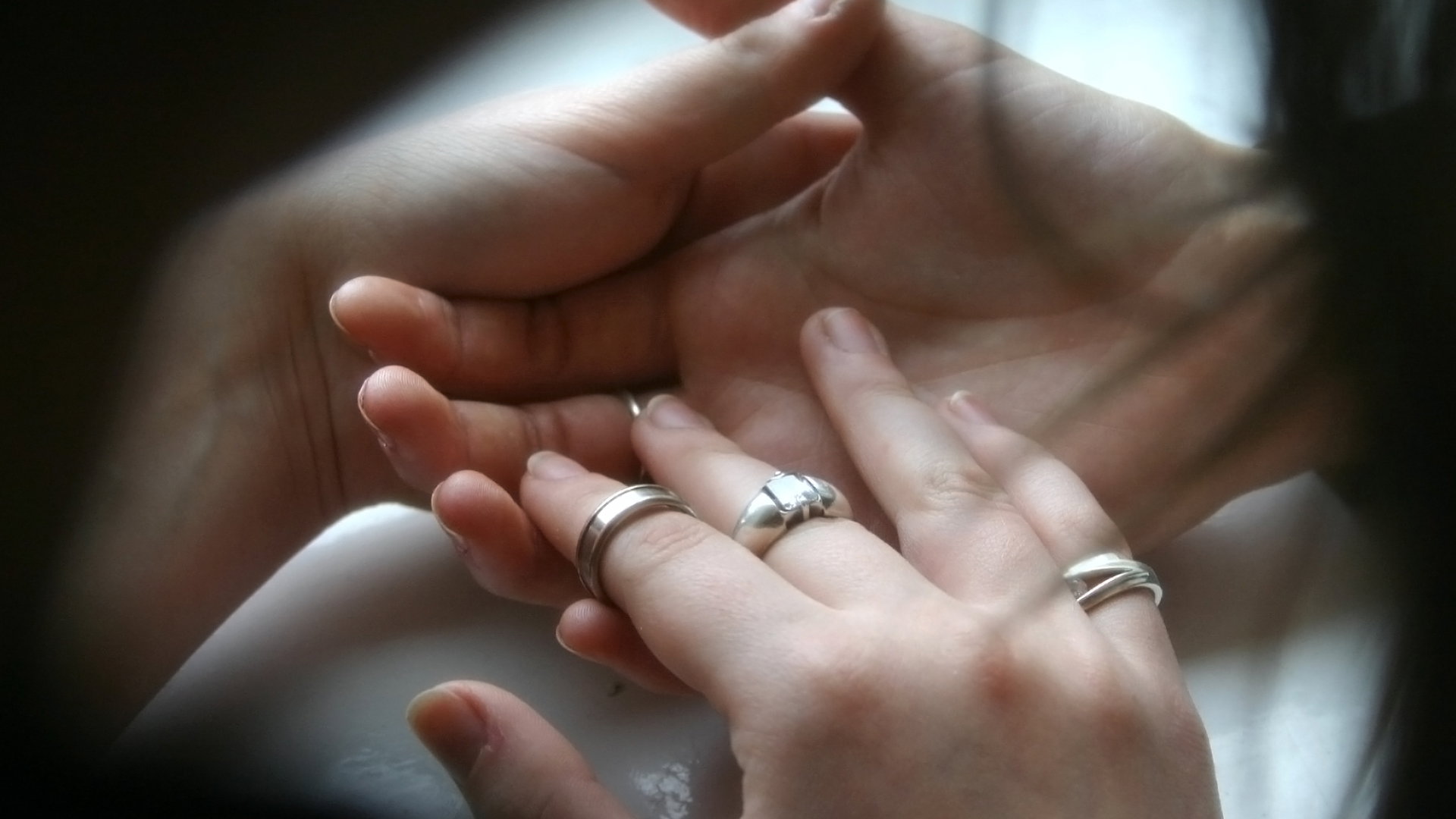 Sprawdź, czy partner jest ci wierny. Cyganka zdradziła swój sposób na wróżenie z obrączki