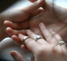 Sprawdź, czy partner jest ci wierny. Cyganka zdradziła swój sposób na wróżenie z obrączki