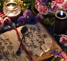 Biała magia i jej zaklęcia, czyli bezpieczne czary. Jak je skutecznie rzucać