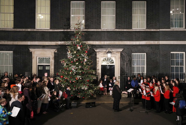 Brytyjska premier Theresa May ubiera z dziećmi choinkę w Londynie