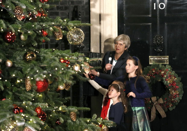 Brytyjska premier Theresa May ubiera z dziećmi choinkę w Londynie