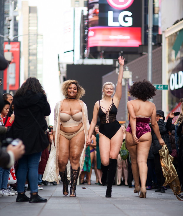 Kobiety o różnym rozmiarze w pokazie mody