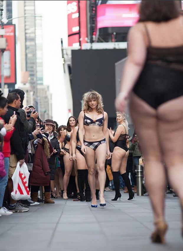 Kobiety o różnym rozmiarze w pokazie mody