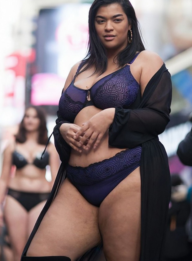 Kobiety o różnym rozmiarze w pokazie mody