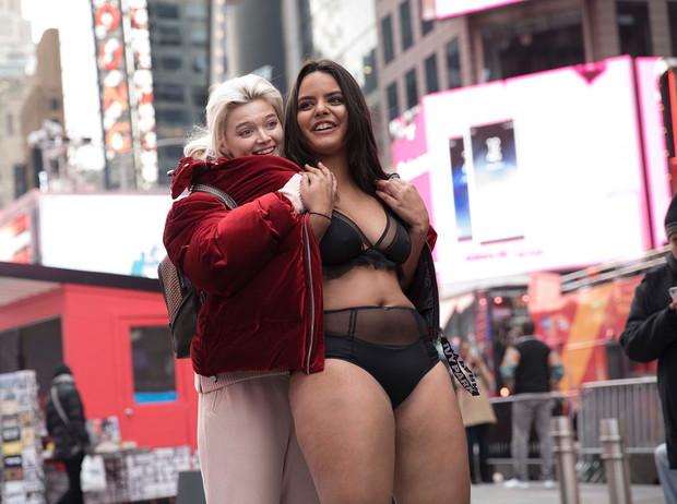 Kobiety o różnym rozmiarze w pokazie mody