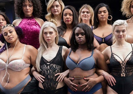 Kobiety o różnym rozmiarze w pokazie mody