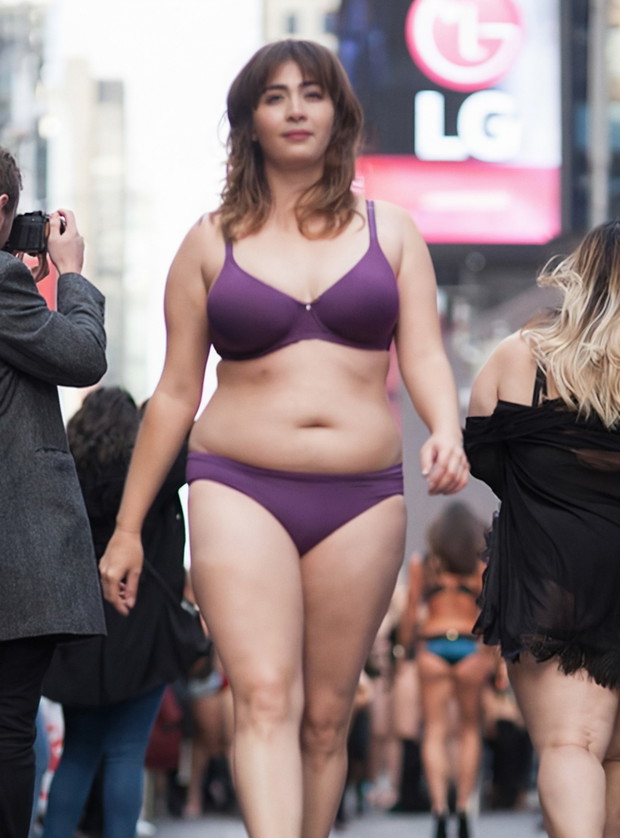 Kobiety o różnym rozmiarze w pokazie mody