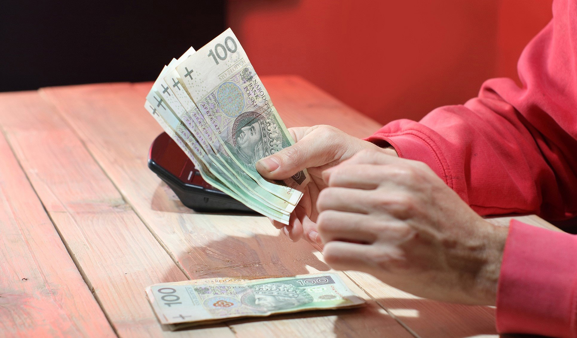 Nie trzymaj pieniędzy w tym miejscu. Jeśli to robisz, ściągasz na siebie pecha w finansach i miłości