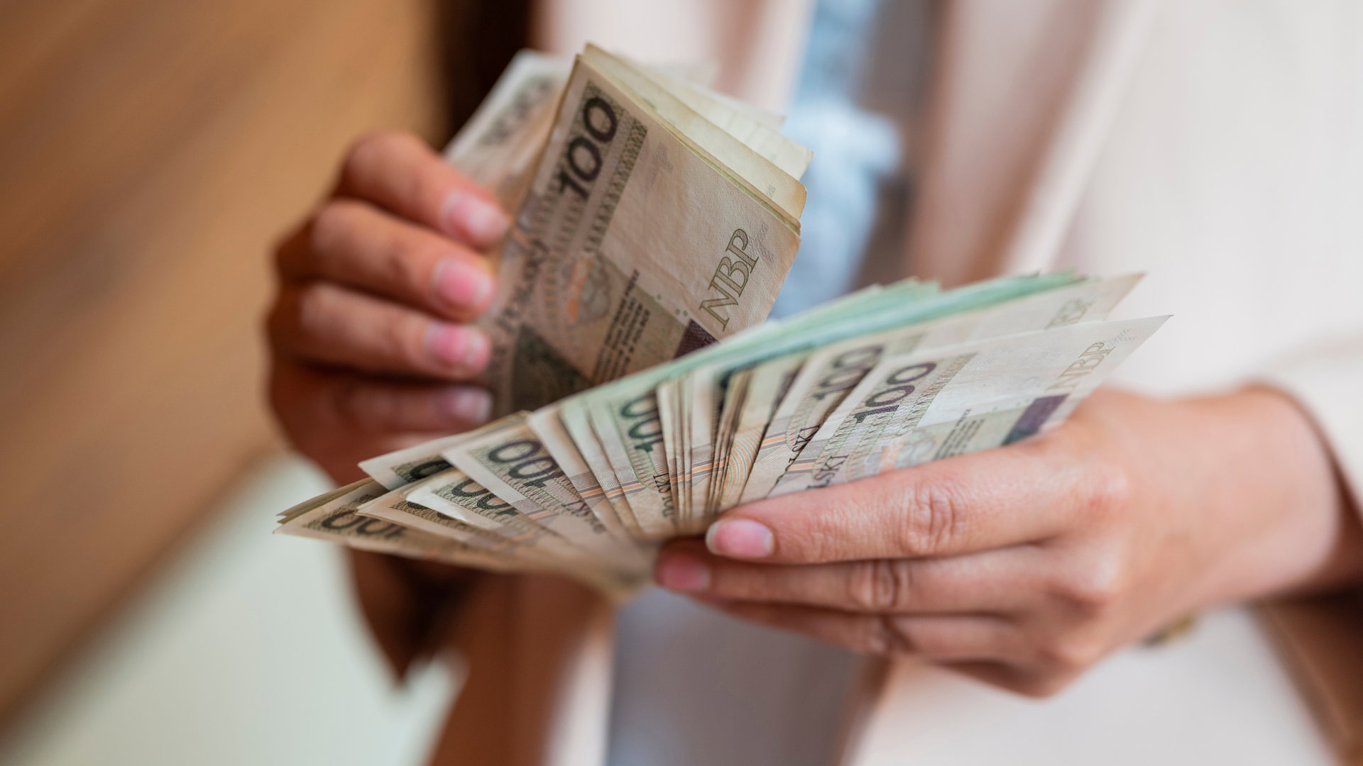 Ten rytuał na bogactwo powtarzaj co miesiąc. Wystarczą 2 rzeczy, żeby przyciągnąć fortunę