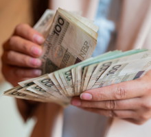 Ten rytuał na bogactwo powtarzaj co miesiąc. Wystarczą 2 rzeczy, żeby przyciągnąć fortunę