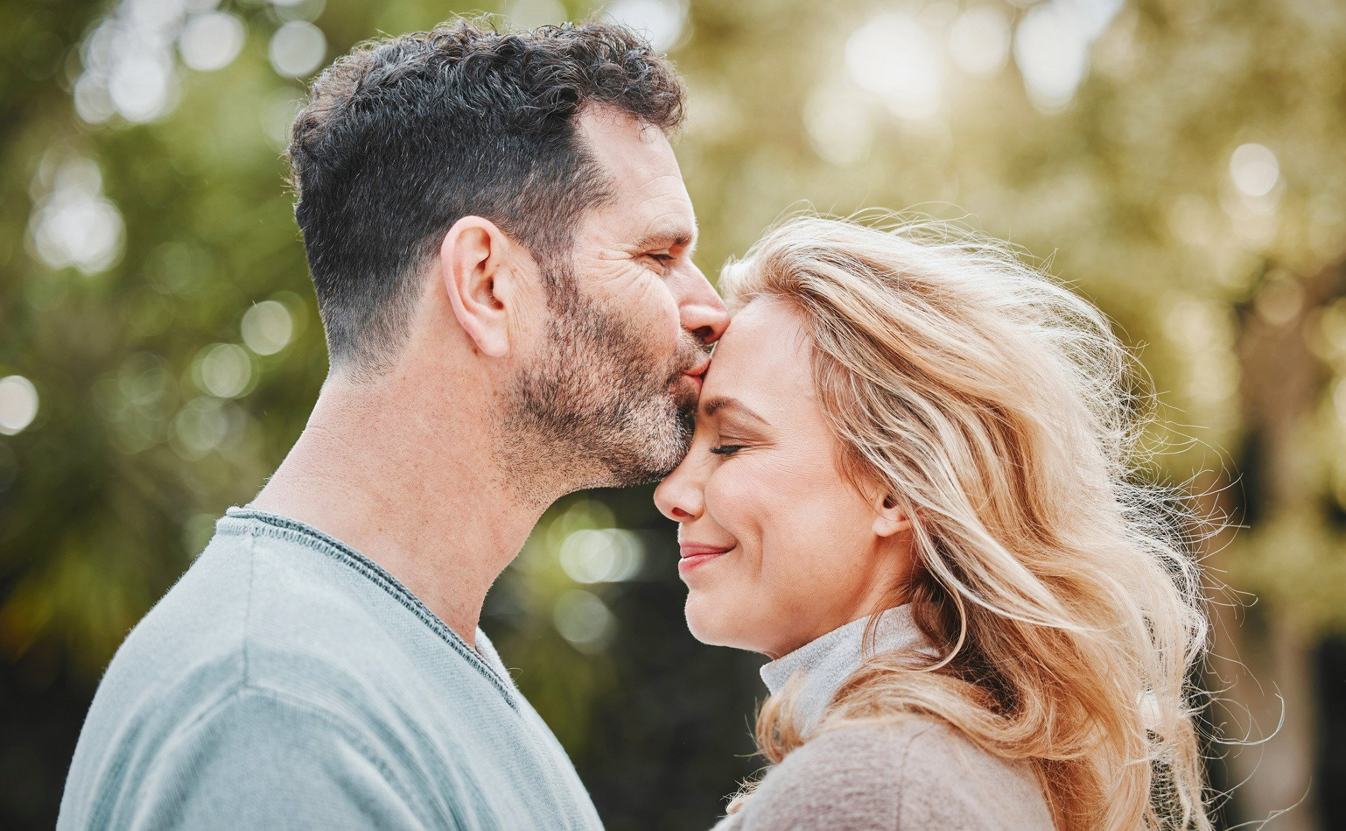 Zapewnij sobie miłość i wierność na zawsze. Zastosuj pocałunek czakry trzeciego oka